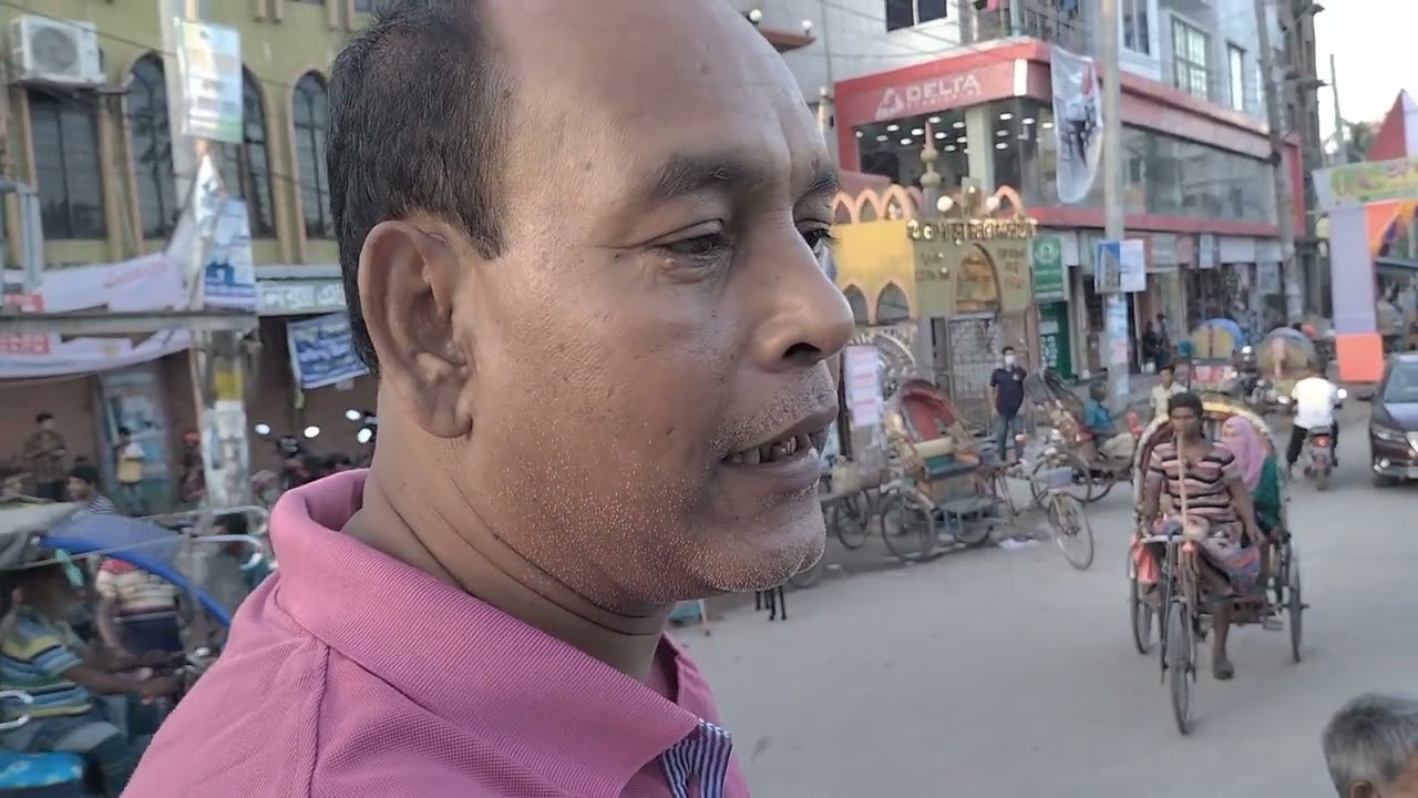 কুষ্টিয়া ৬ রাস্তার মোড় কেন্দ্র করে গড়ে উঠেছে ছাগল বিক্রয় কেন্দ্র।রাস্তার উপর রাস্তা ব্লক করে।