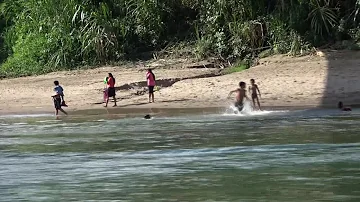 NIÑOS BAÑÁNDOSE EN EL RÍO CAMISEA