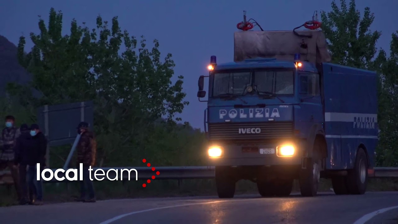 Val Susa, serata di scontri: la polizia spara lacrimogeni