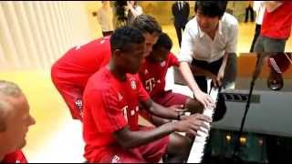 Video thumbnail of "Lang Lang - Piano Lessons with FC Bayern Players"