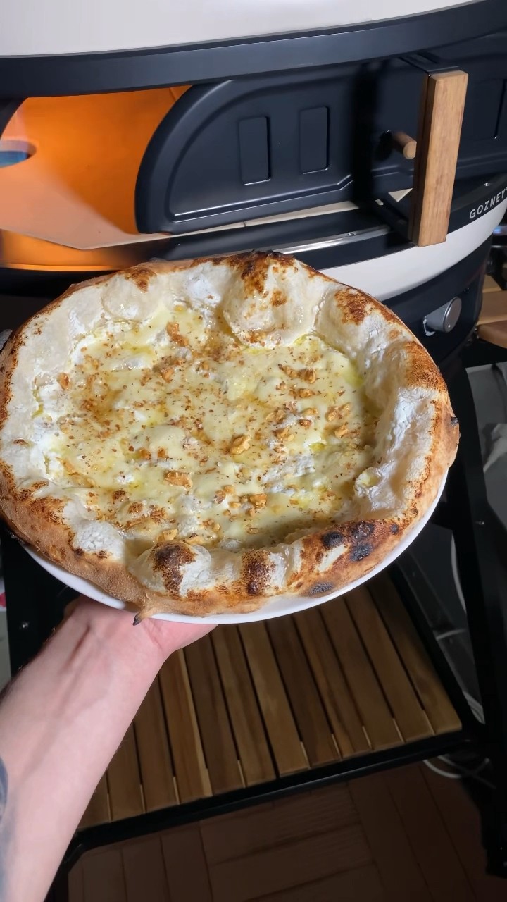 Pizza 4 Formaggi, Trüffel-Honig und geröstete Walnüsse| Gozney Dome ...