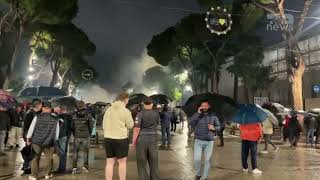 Top News- Ujë me presion e gaz lotsjellës, përplasje mes policisë e protestuesve, plas molotovi