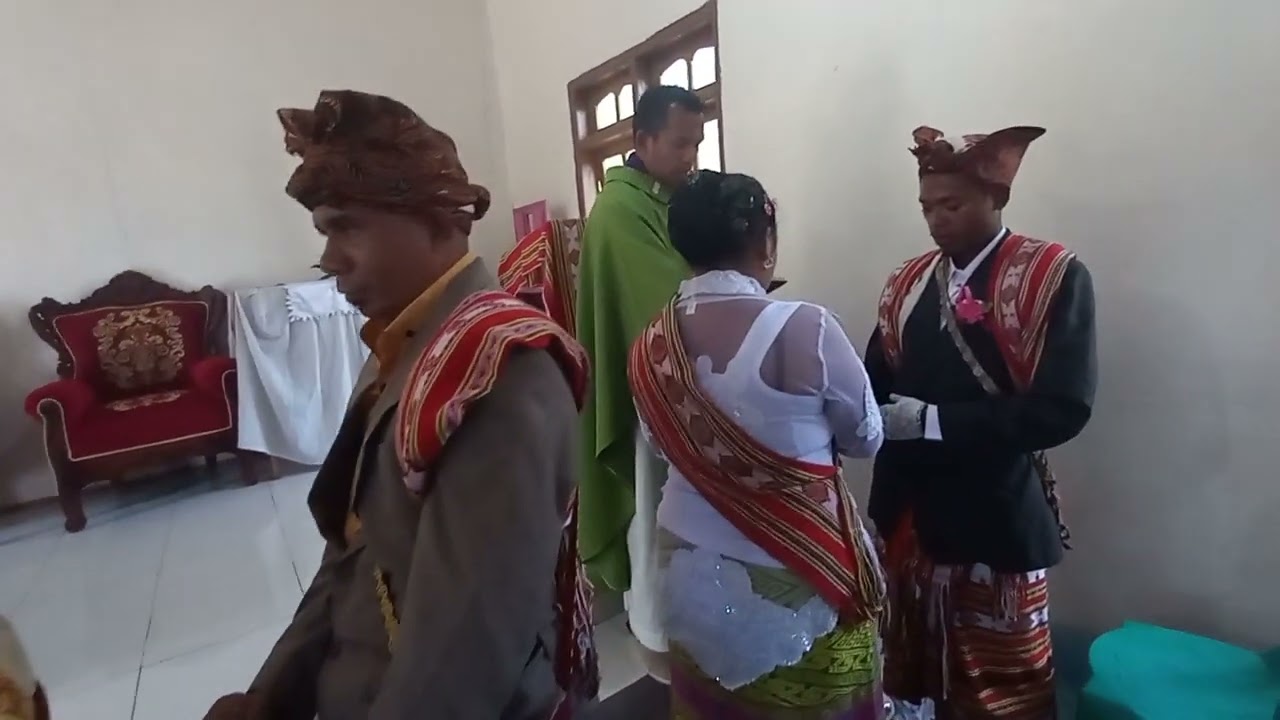 Pemberkatan Nikah bagi 5 Pasangan Nikah di Kapela Kornelis Nuapin oleh Pastor Paroki Kapan