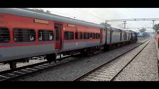 Jammu Tawi Bandra Terminus Vivek Express : Danger Mood Diesel Emd Locomotive