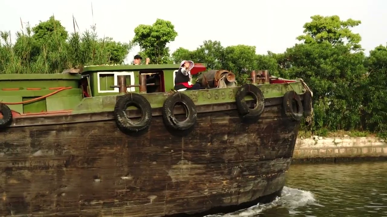 barge shanghai..friendly couple