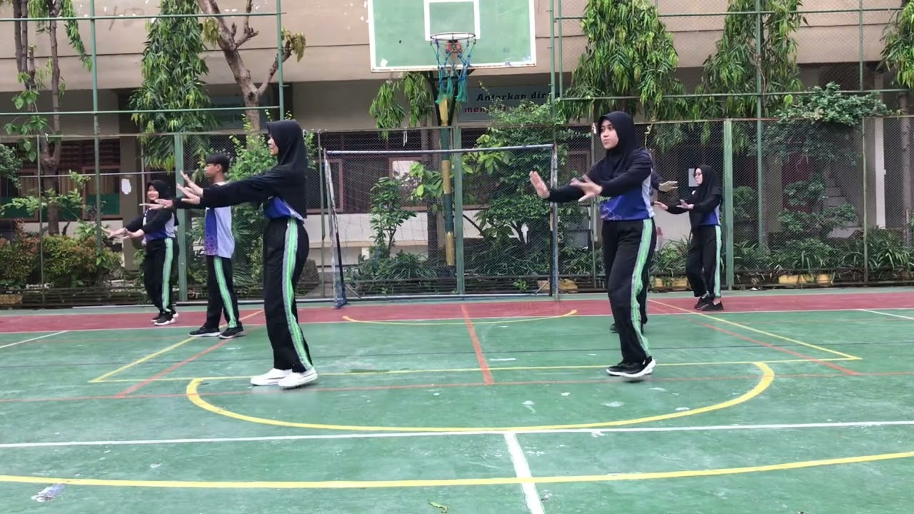 Praktik pjok materi senam kelas 11 MIPA 1 kelompok 6