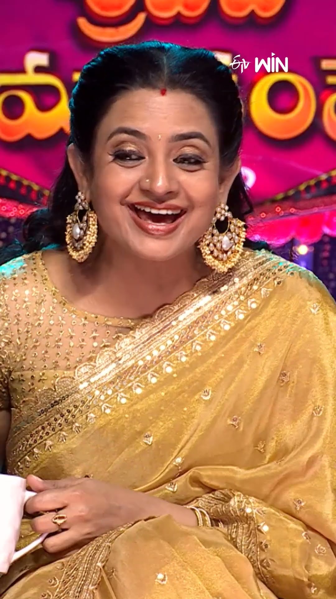 #shorts - వర్షంలో తడిసిన అమ్మాయిని ఇంప్రెస్ చేసే పనిలో నరేష్..! #sridevidramacompany #rashmi #comedy