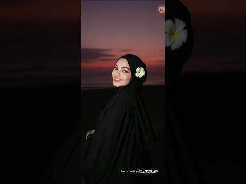 عمل فتاة على الشاطئ بالذكاء الاصطناعي 