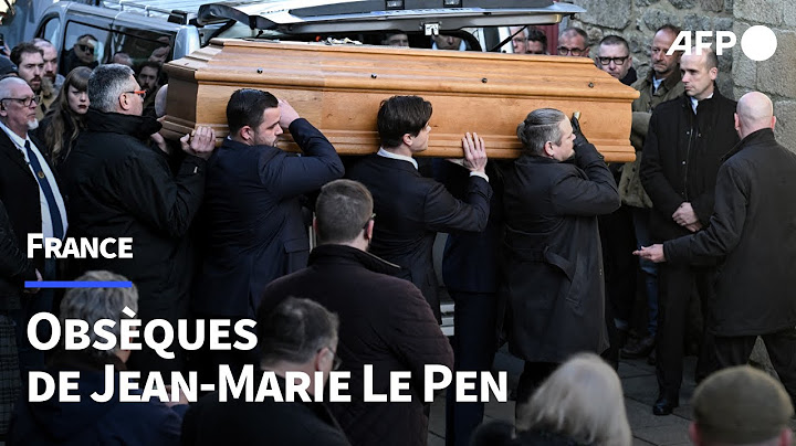 Le cercueil de Jean-Marie Le Pen et la famille quittent l'église pour rejoindre le cimetière