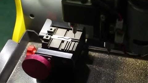 Cutting Reynolds keys by using SEC-E9 key cutting machine