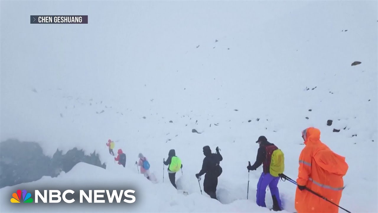 Hundreds trapped by blizzard conditions on Mount Everest