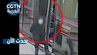 رجل يعاني من نوبة قلبية في مترو الانفاق