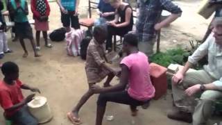 Kikkerdans in Batouri