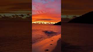 🙌🏼 Hawaiian sunsets, with their stunning vibrant colors, are spectacular, to say the least. 🔥