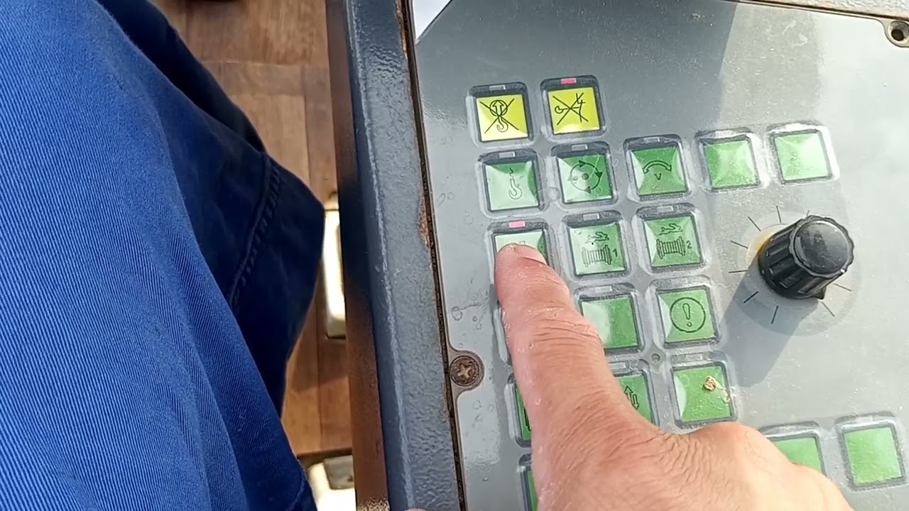 trackshoe disconnect basic tutorials of LR 1280 crawler crane.