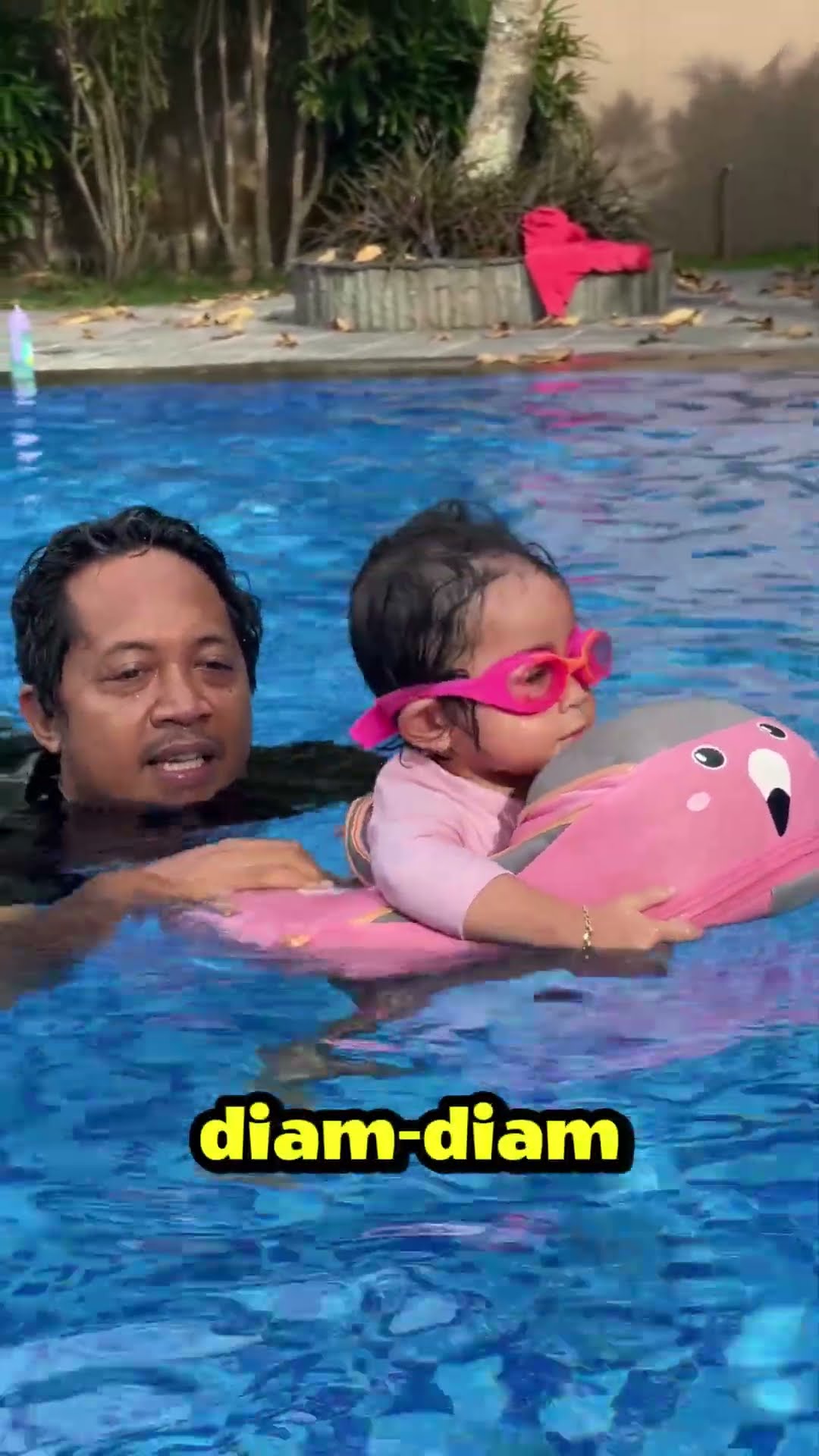 LEIKA PLAYS SQUID GAME'S RED LIGHT GREEN LIGHT IN POOL ? #leika #viral #shorts #funny #kids