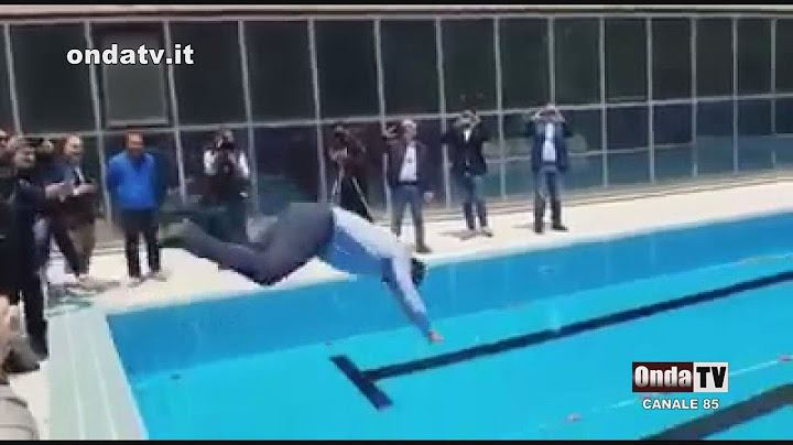 Sindaco si tuffa in piscina con i vestiti