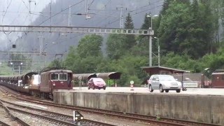 Autos bajando del tren