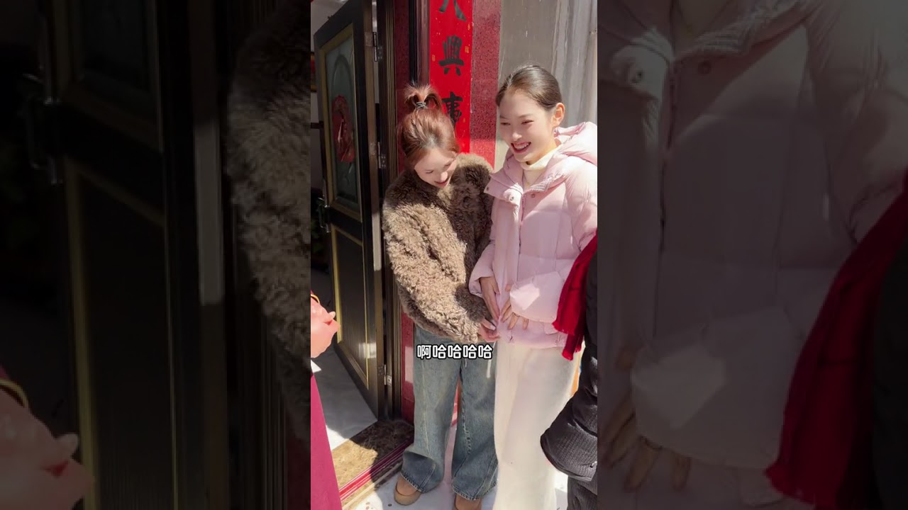 出嫁的女儿回娘家拜年了,双胞胎姐妹带着孩子一起回娘家妈妈四姐妹每年都是轮着一天一家,今年大姨家第一年新女婿酒,大家庭又聚在一起了外公外婆虽然走了但是留下了儿女们的血脉