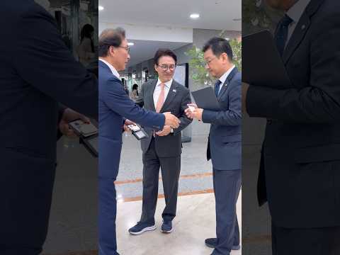 김민석 당대표,김태선 비서실장 ‘국회로 간 전태일’ 전시 돌아보는중 ‘11월 13일은 전태일의 날’ #shorts #김민석 #%김태선 #당대표 #비서실장