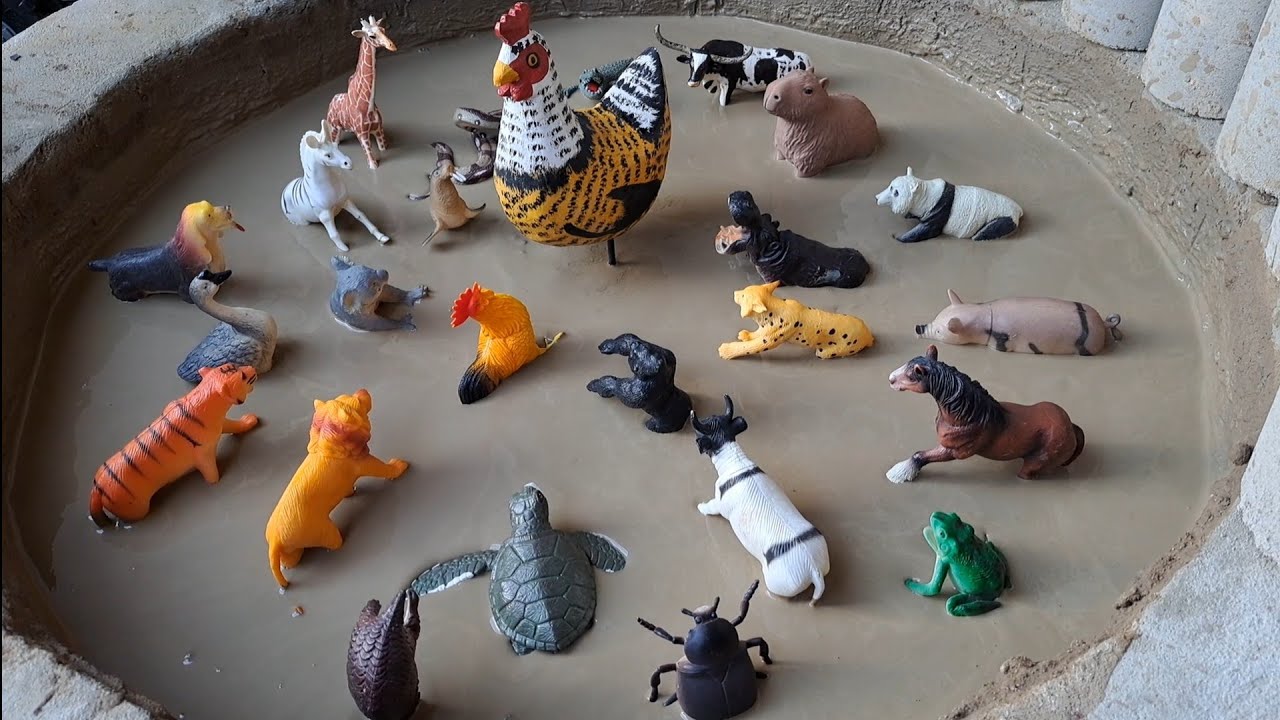 Animais de Plástico Presos na Lama Zebra Cachorro Urso Panda Vaca Ganso Porco Tigre Crocodilo Leão