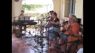 Pedro Luis Ferrer ensayando el patio