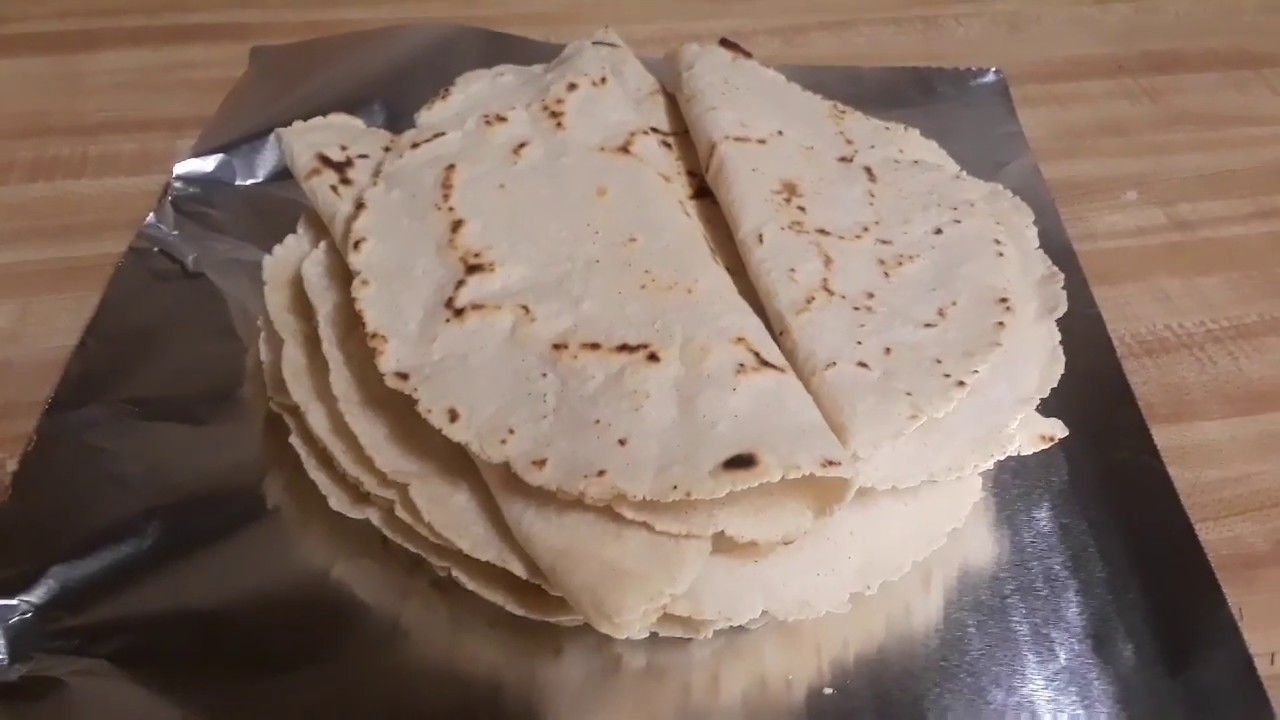 Como hacer tortillas de maseca con tubo hecha mano - YouTube