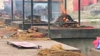 15 men perform last rites at overcrowded cremation ghats in Nepal