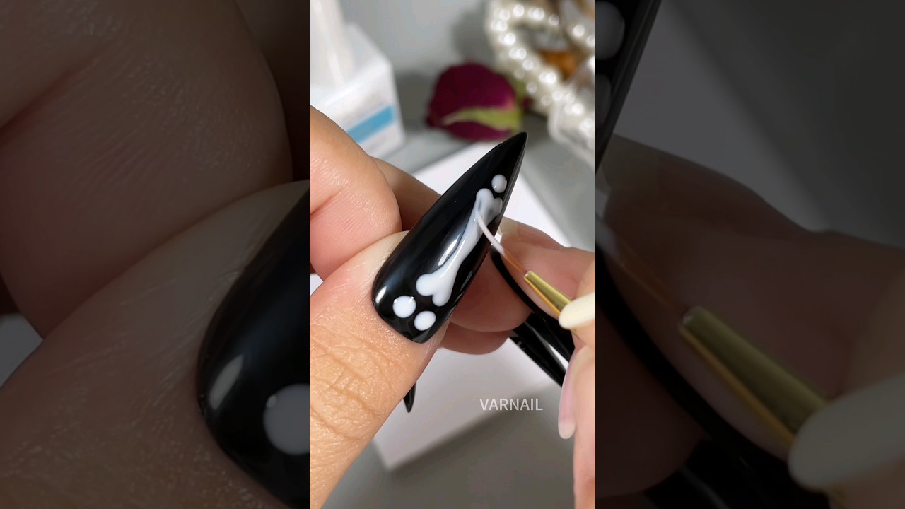 💀🦴Yes or No? Save this Halloween Nail Inspo! 