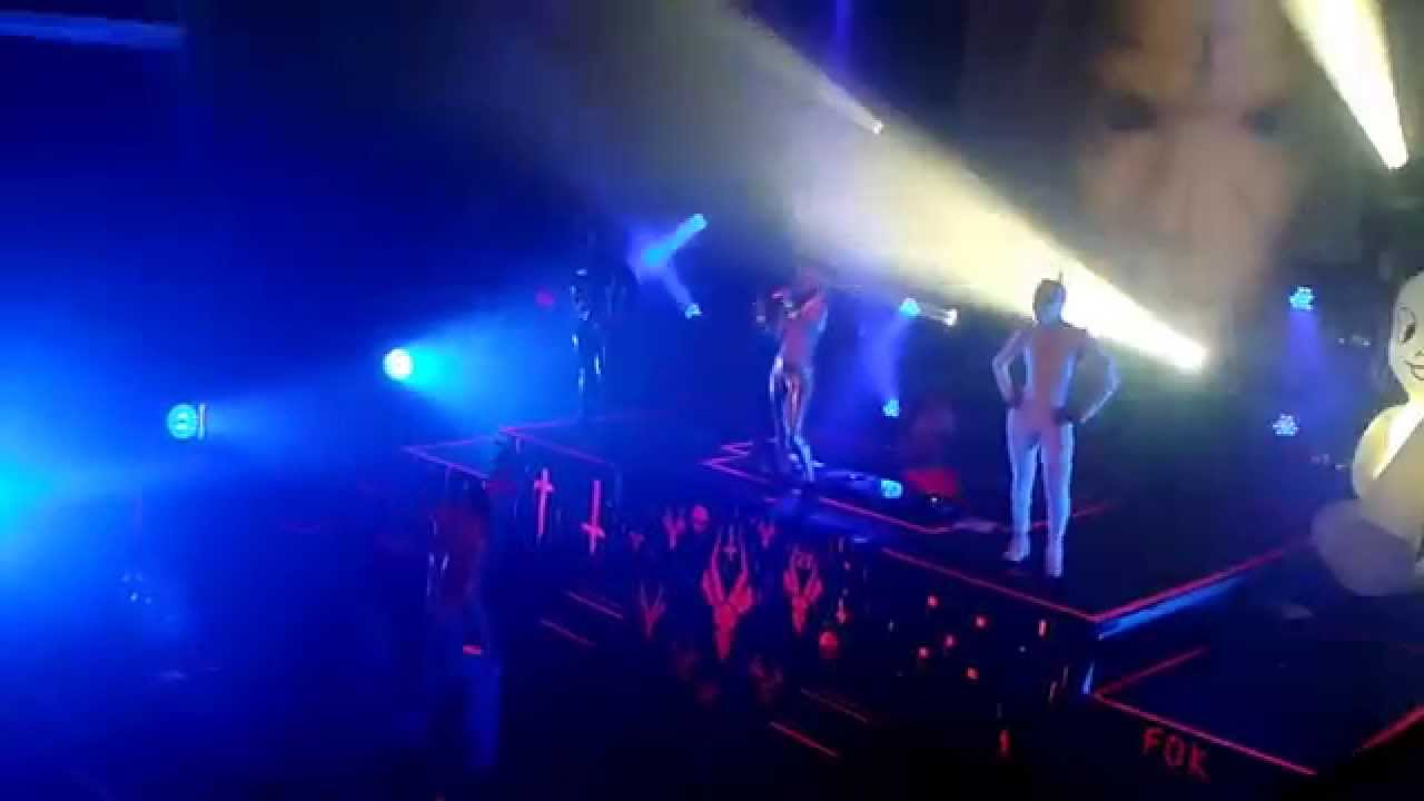 girls like you Die Antwoord - Ninja almost sinks in crowd!