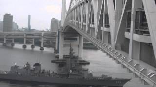 DSCF3402レンボーブリッジを護衛艦が通過20120722