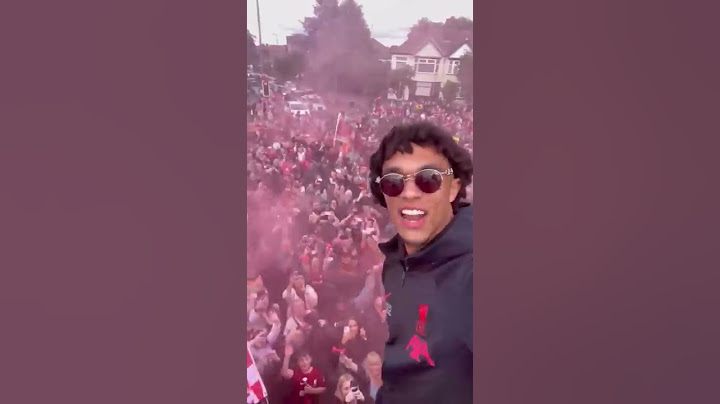 Trent Alexander-Arnold singing Dua Lipa one kiss with fans at Liverpool trophy parade 😁 #LFC