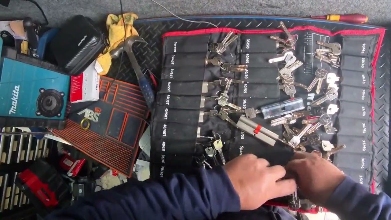 Changing a Euro Cylinder with a Stuck Screw | Locksmith Fix 🔐🪛