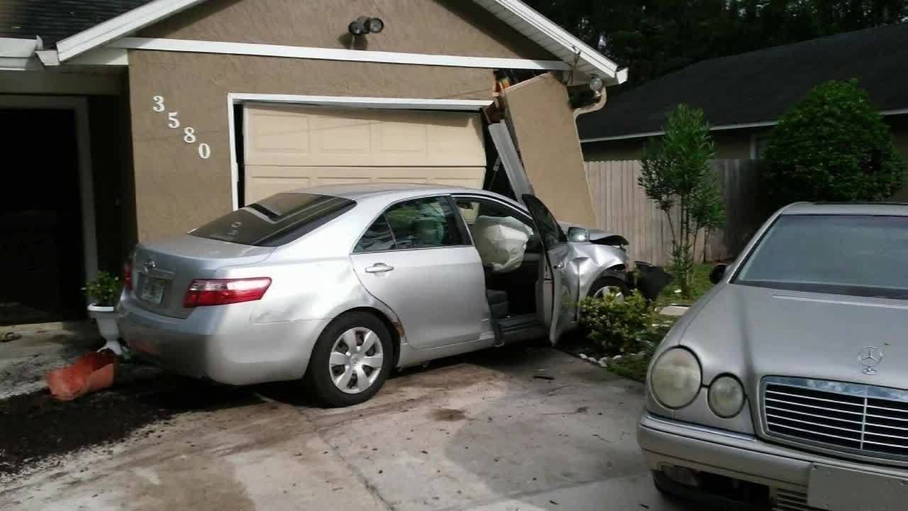 Car crashes into home - YouTube