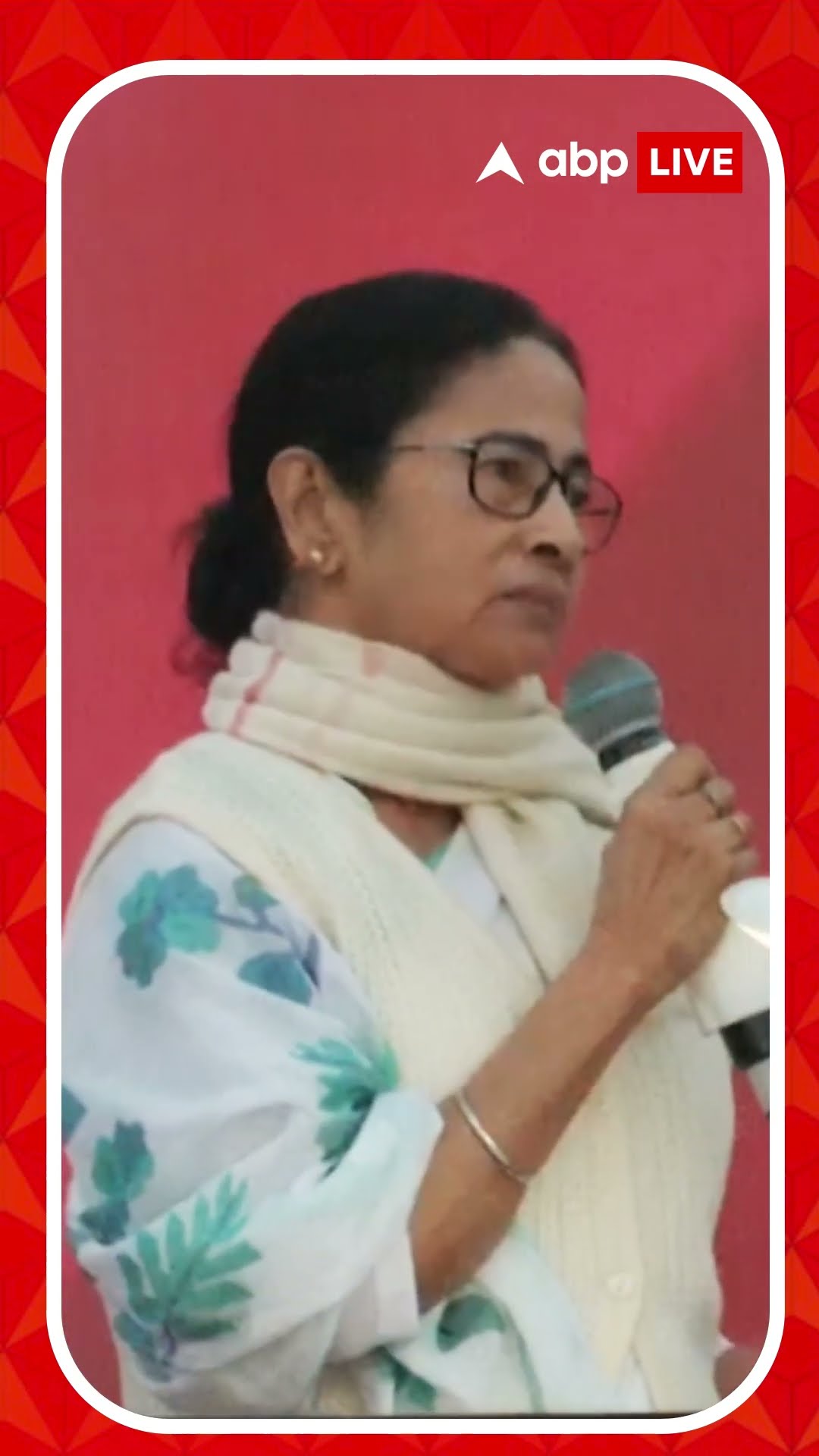 বিজয় দিবস উদযাপনের মুহূর্তে মুখ্যমন্ত্রীর কণ্ঠে দেশাত্মবোধক সঙ্গীত