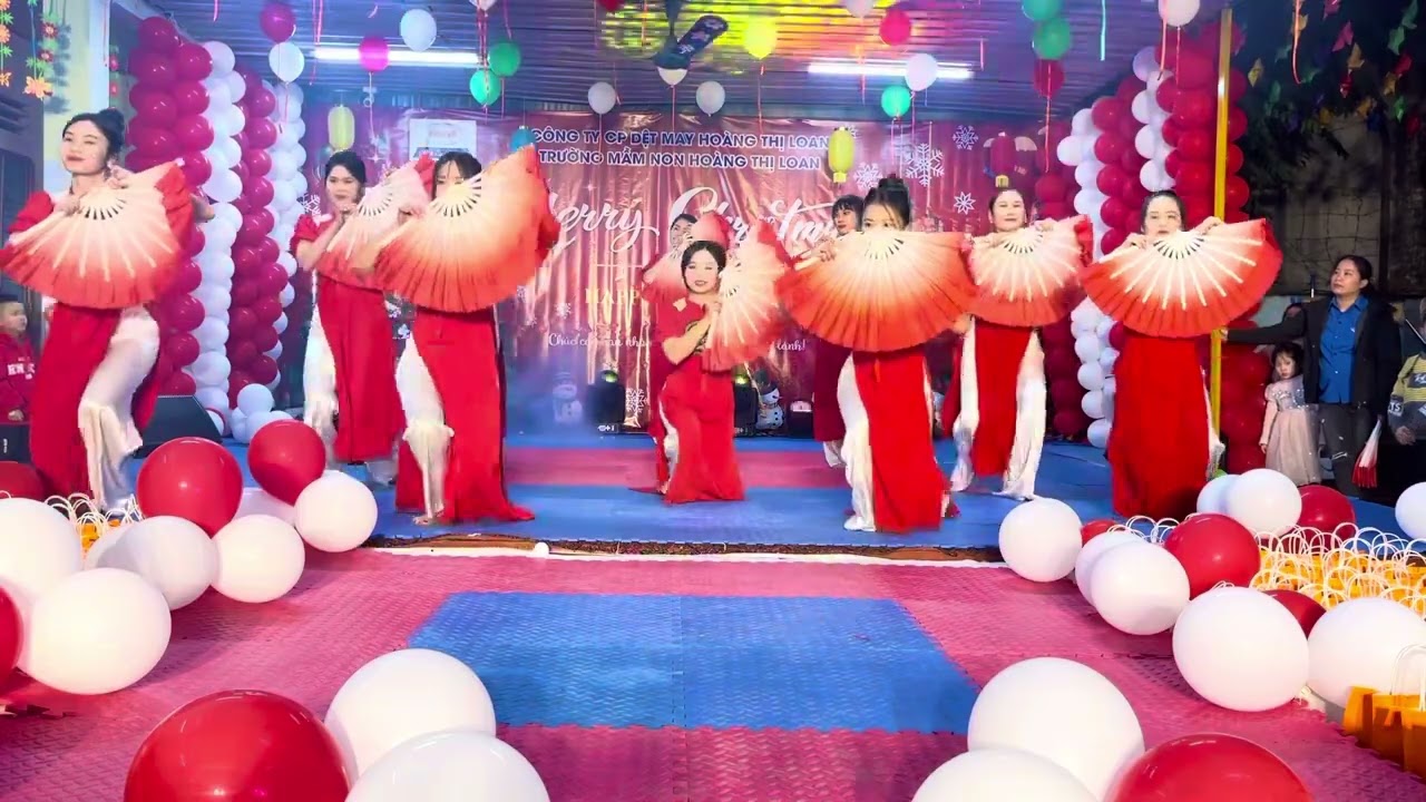 Múa Xuân đẹp làm sao | cô giáo và phụ huynh trường mầm non Hoàng Thị Loan