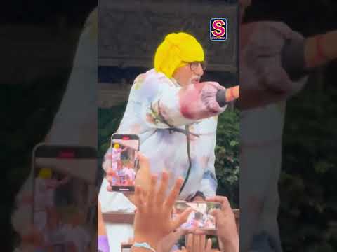 The Shahenshah Never Misses His Date With Fans Amitabh Bachchan Greets Them With Love