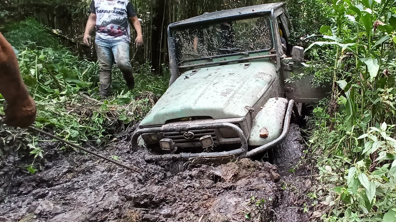 Jeep Willys Gaiola Troller Toyota acelerando pelo Brasil - 4x4 Off Road TRILHA