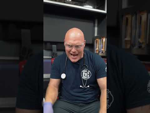 Video: Titta på vad som händer när dessa två paramediker svarar på ett akut uppmaning till ett svårt arbete