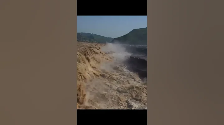 黄河壶口瀑布现“金瀑飞流”景观 - 天天要闻