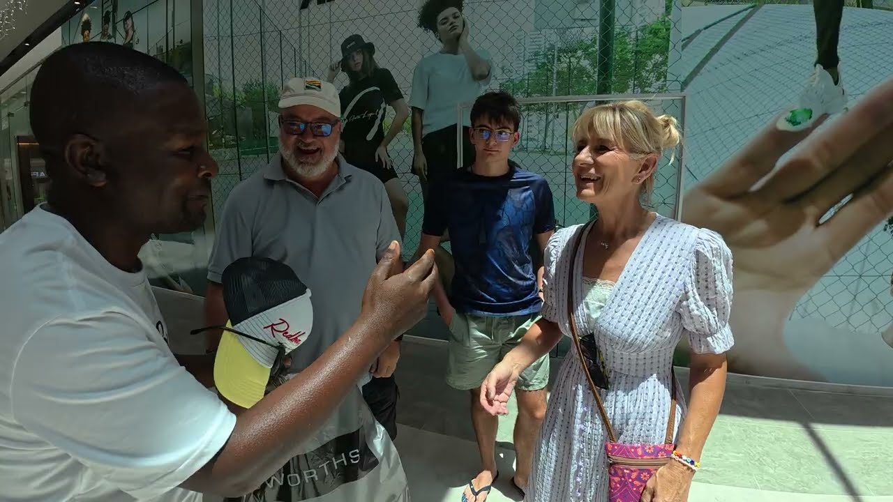 В потрясающем здании Capetown Somerset Mall Extension II я встретил особенного коллегу по работе.