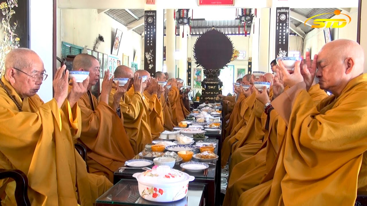 Nghi Lễ Cúng Trai Tăng Nhân Tuần Chung Thất