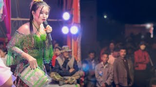 အထည်တွေ ဖျော်ဖြေရေးသွားတုန်း လက်ဆောင်ပေး