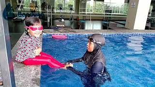 Keseruan belajar Berenang Ka Desti dan Aaleah (Bandung International Swimming School)