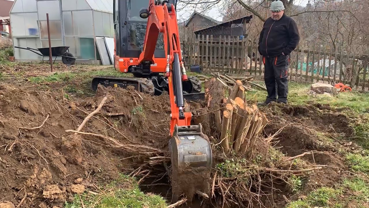 Akce plot plus zeď 1. část- bagrování pařezů, výkopy a betonáž - Kubota kx19