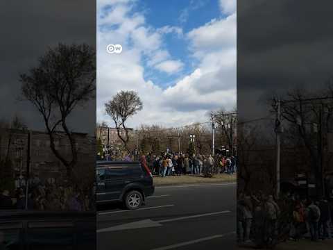 Очередь перед избирательным участком в посольстве РФ в Армении - многие приехали из Грузии #shorts