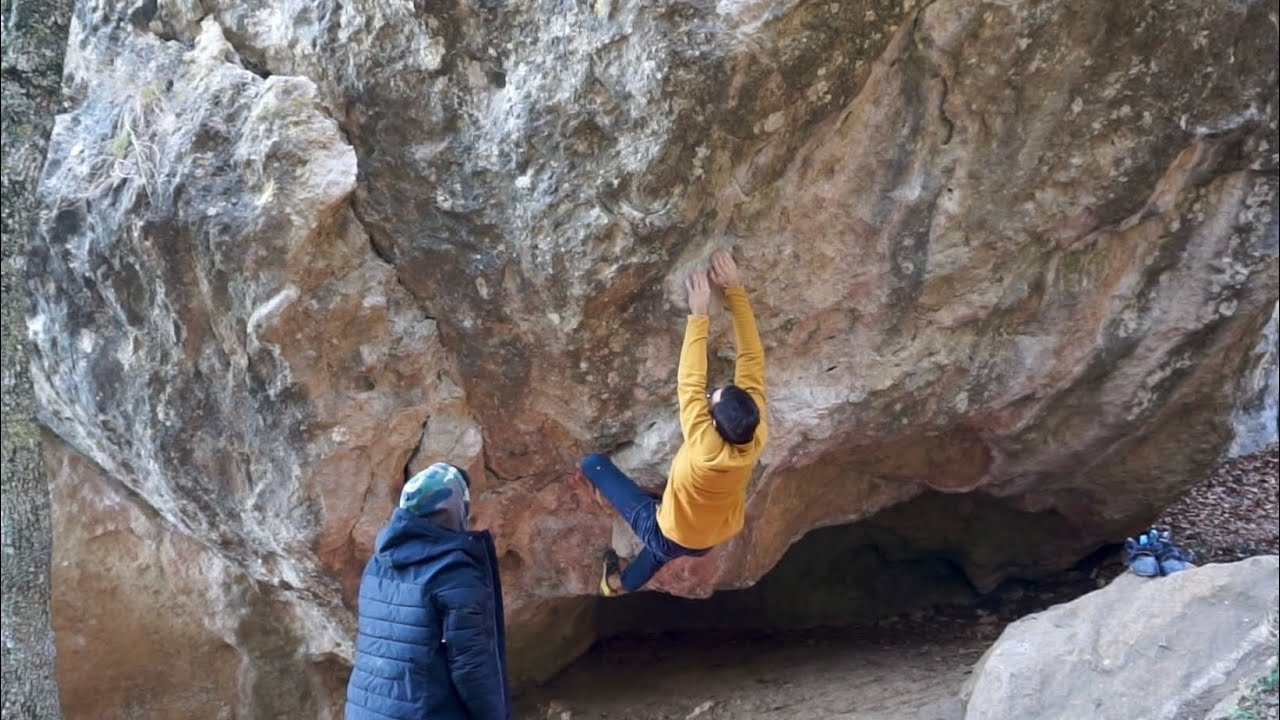 Tuduriclimbs: Techo de los pitufos derecha 7A / Larraona Boulder (Sector Siberia)