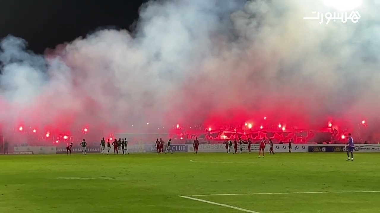 الجماهير المكناسية تشعل مدرجات ملعب الحسن الثاني بفاس بكراكاج خيالي في مباراة الدفاع الحسني الجديدي