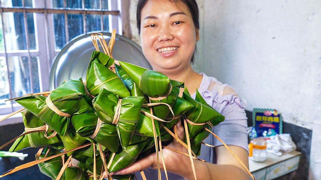 農村婆媳包粽子，加了排骨味道更好，2歲寶寶都說好吃