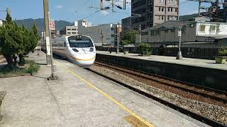 7502次E237+E309雙電頭+一節敞車+三節篷車+一節平車+一守車混編貨列，和417次經由北迴線開往樹林的TEMU1010+TEMU1009太魯閣自強號